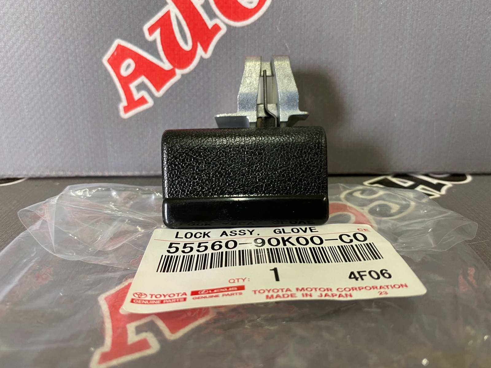 Замок бардачка TOYOTA 55560-90K00-C0 / 5556090K00C0