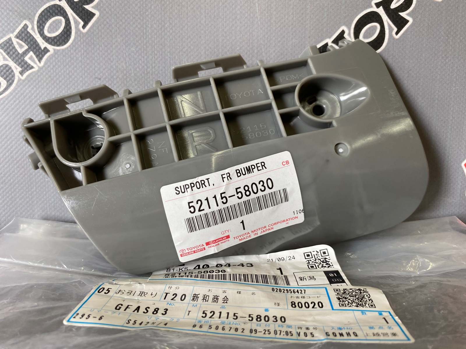 Крепление переднего бампера правое TOYOTA 52115-58030 / 5211558030