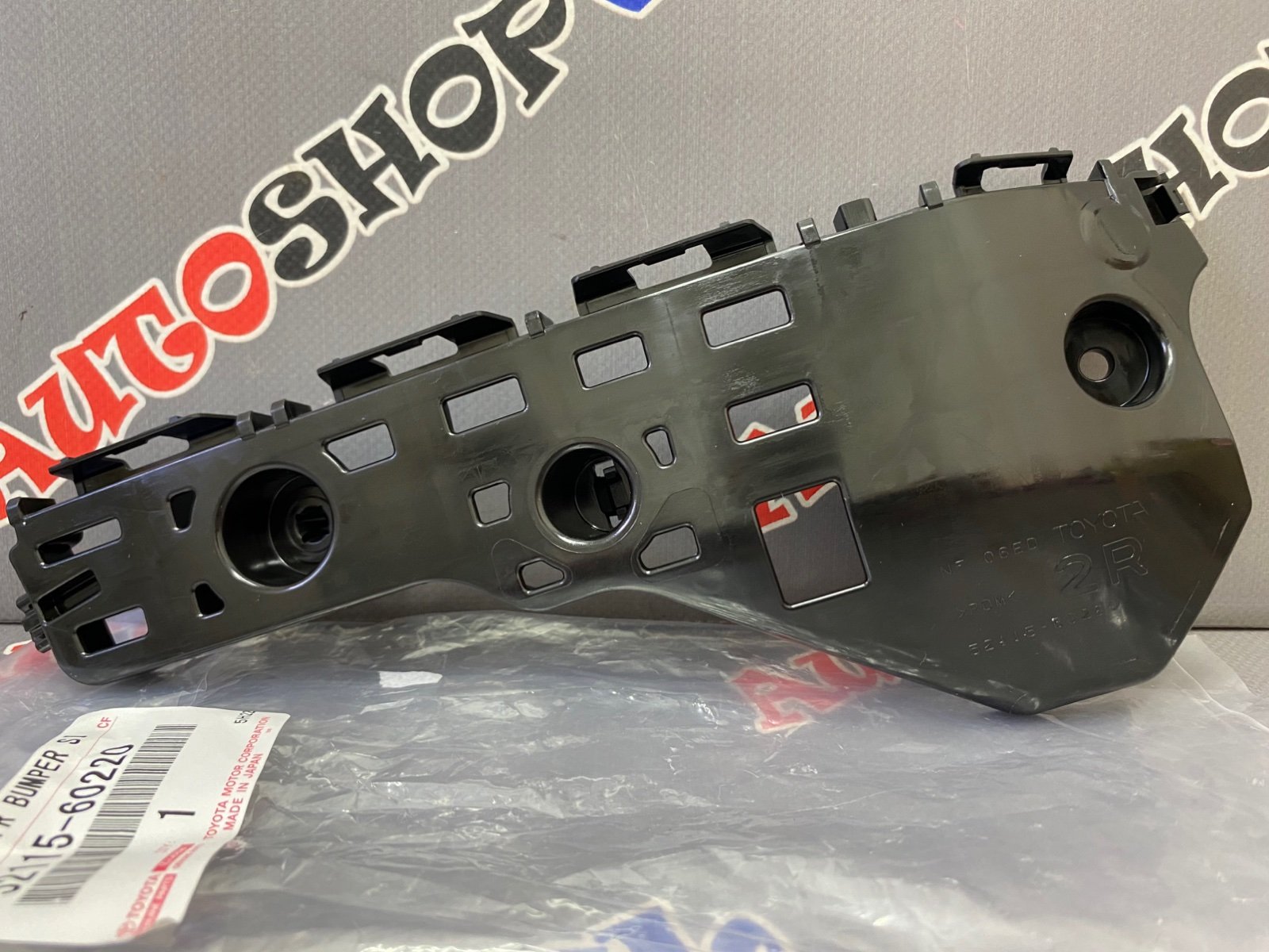 Крепление переднего бампера правое TOYOTA 52115-60220 / 5211560220