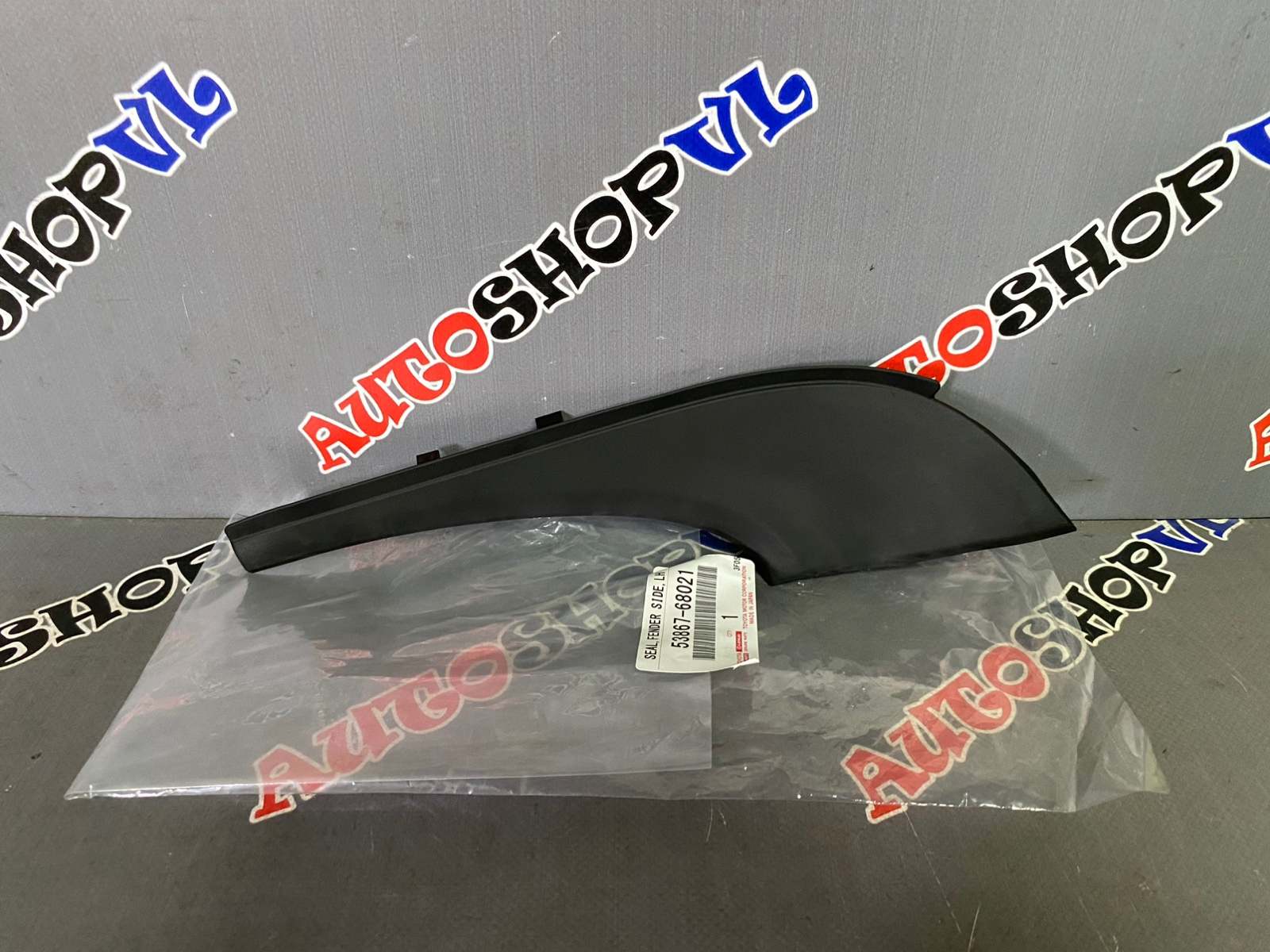 Уголок решетки, жабо под дворники левый TOYOTA 53867-68021 / 5386768021